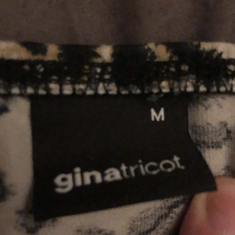 Säljer detta leopard linne från Gina pågrund av att de är förstort, stl m och är i bra skick. Toppar.