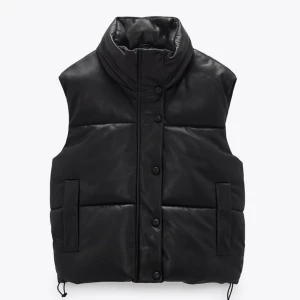 Zara läder väst - Så fin helt ny väst från zara med läderimitation (tror de heter så). Helt ny med prislapp på, inte ens testad då jag råka beställa 2. Skriv vid intresse och buda gärna från 300 i kommentarerna så alla kan se❤️ frakt tillkommer och den är storlek s