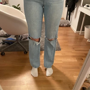 Jeans med hål - Från Lindex, raka jeans. Jag är 173cm lång. Storlek M