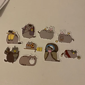Pusheen klistermärken  - 9st pusheen klistermärken i olika motiv. På andra och tredje bilden kan man ungefär se hur stora dem är.