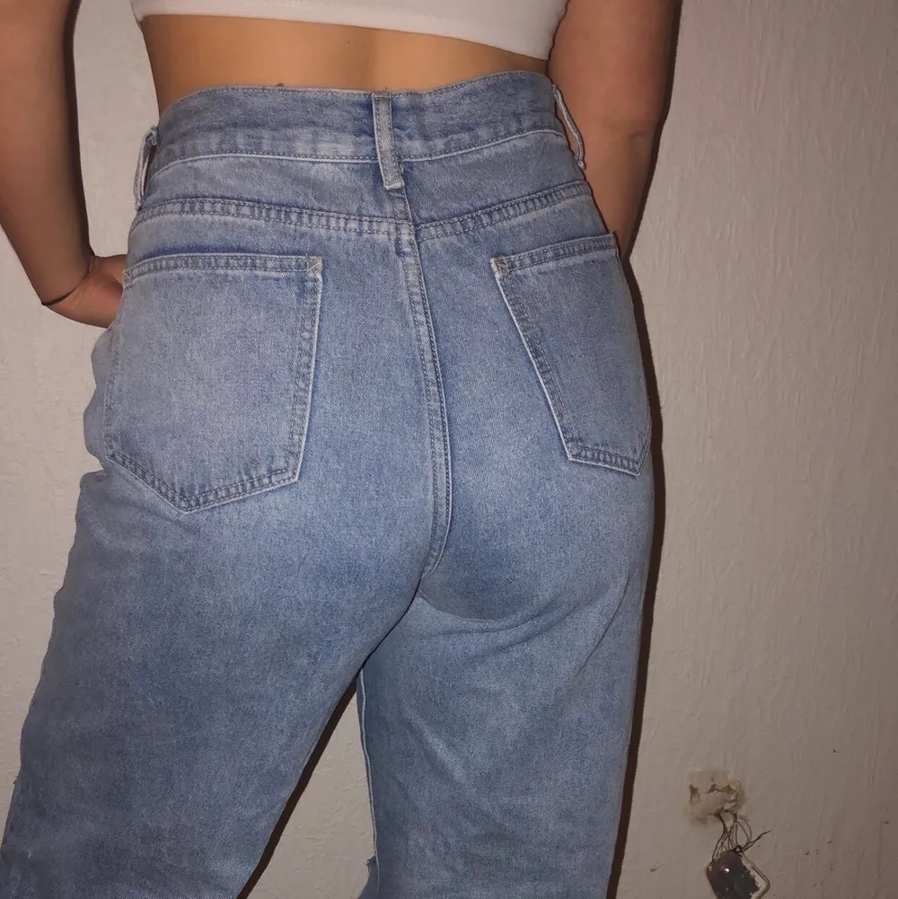 Ett par blåa jeans med hål vid knäna och ner. Nytt skick då dem aldrig är använda. Köpta från boho, storlek 42. Köparen står för frakten. . Jeans & Byxor.