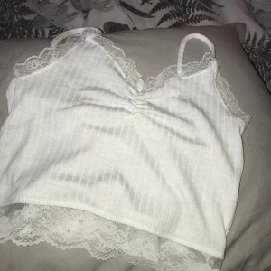 Linne - linne med spets, fint skick❤️ frakt tillkommer. Säljer ett exakt likadant fast i svart också!!