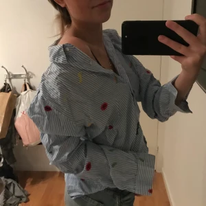 Blå Skjorta - En jätte gullig skjorta med fina ditaljer. 