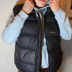 Dunväst - Finns kvar så länge annonsen är uppe! Äldre dunväst, inga tecken på användning utöver att texten gulnat lite. Sitter på bilden på ngn med herr S och 175lång. Identisk ny kostar över 1000 fyi<3 