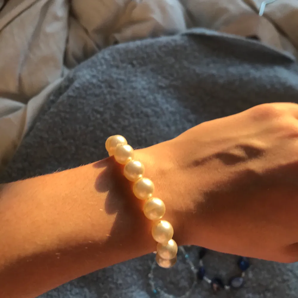 handgjorda pärlarmband 🐚 finns med små och stora pärlor 🤎  vid köp av 3 och fler smycken får du alltid gratis frakt 🦋. Accessoarer.