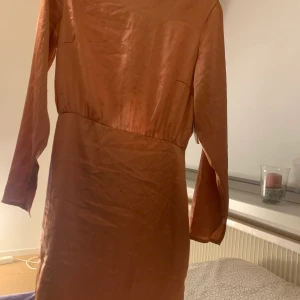 Helt ny klänning - En klänning me öppen rygg campange färgad helt ny 