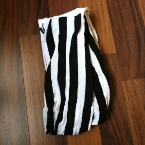  - ▫️▪️Sjukt snygga bredrandiga tights▪️▫️

• Storlek: Small
• Märke: Lindex
• Skick: Använda & älskade, fint skick
• Övrigt: Inga skavanker, pyttelite urtvättade i det svarta
• Frakt: 7kr