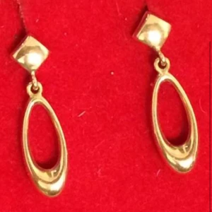  - Äkta 18k guld   , vet ej vikt , lång  2cm 