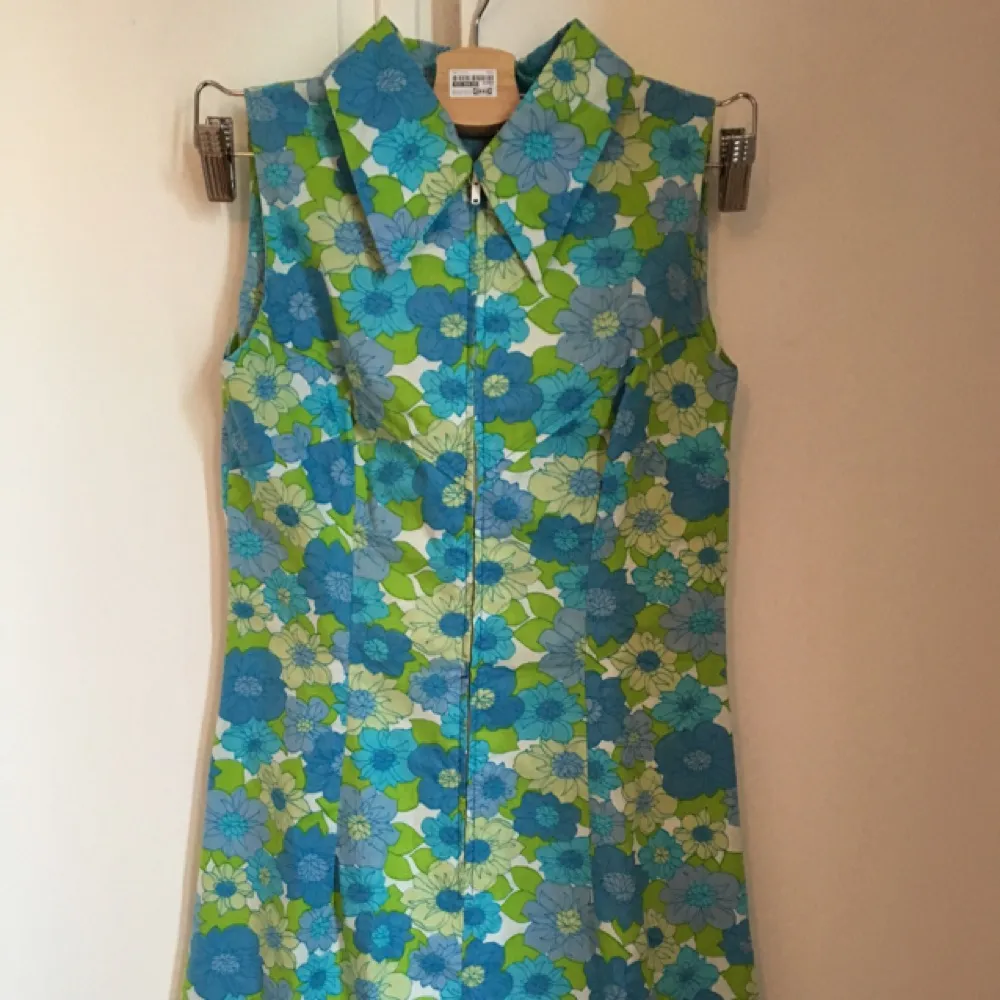 Beautiful vintage dress from 70's. I am 161cm tall, length of the dress is above my knees.
The condition is excellent. I sell it because it's too small for me, otherwise, it'd be really nice to keep it for myself!
Pickup in Stockholm is available.. Klänningar.