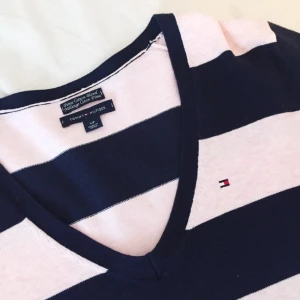  - Hilfiger tröja, köpt i NY men tyvärr ej blivit använd. Jättemjuk! Frakt på 25 kr tillkommer 😊