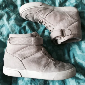  - Apsnygga sneakers med en liten klack i hälen. Mockaimitation och lite puderrosaisch! 