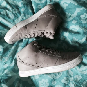  - Sneakers från H&M, knappt använda!