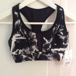  - Helt ny sport-BH från Gina tricot. Prislapp kvar. Endast provad 1 gång. Inga skador eller fläckar. BH-knäppning i bak. Bystvidd 86-88 cm. Kontakta mig för fler uppgifter! 

Priset är inklusive fraktkostnad. 😊