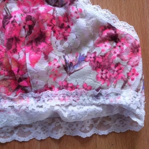  - 🌸Söt bygellös bh i spets med blomster🌸

• Storlek: 40
• Märke: H&M
• Material: polyamid & elastan
• Skick: Knappt använd, fint skick
• Övrigt: Inga skavanker funna
• Frakt: 7kr