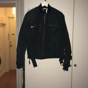  - HM studio bomber jacka, använd endast ett fåtal gånger. I superfint skick. 