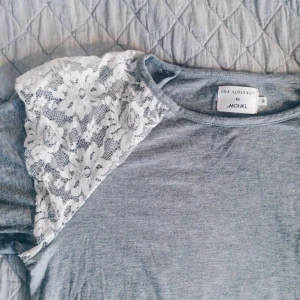  - ✨Tröja med spets✨

Grå tröja i supermjukt typ collegetyg med spets över axlarna. Är märkt "Ida Sjöstedt for Monki". 
Har inte blivit använd så mycket, så fin fint skick.