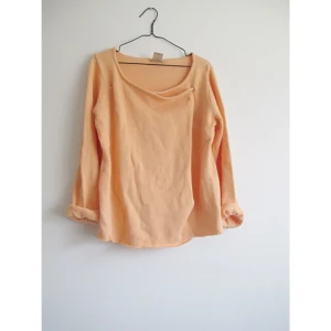  - Snygg kofta med knäppe. Använd fåtal gånger. Frakt 56kr✨