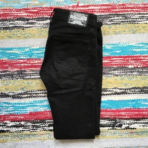  - Svarta, tighta "Crocker jeans" säljer pga för små. Använda sparsamt! Köparen står för frakten! Tar även emot betalning via swish!