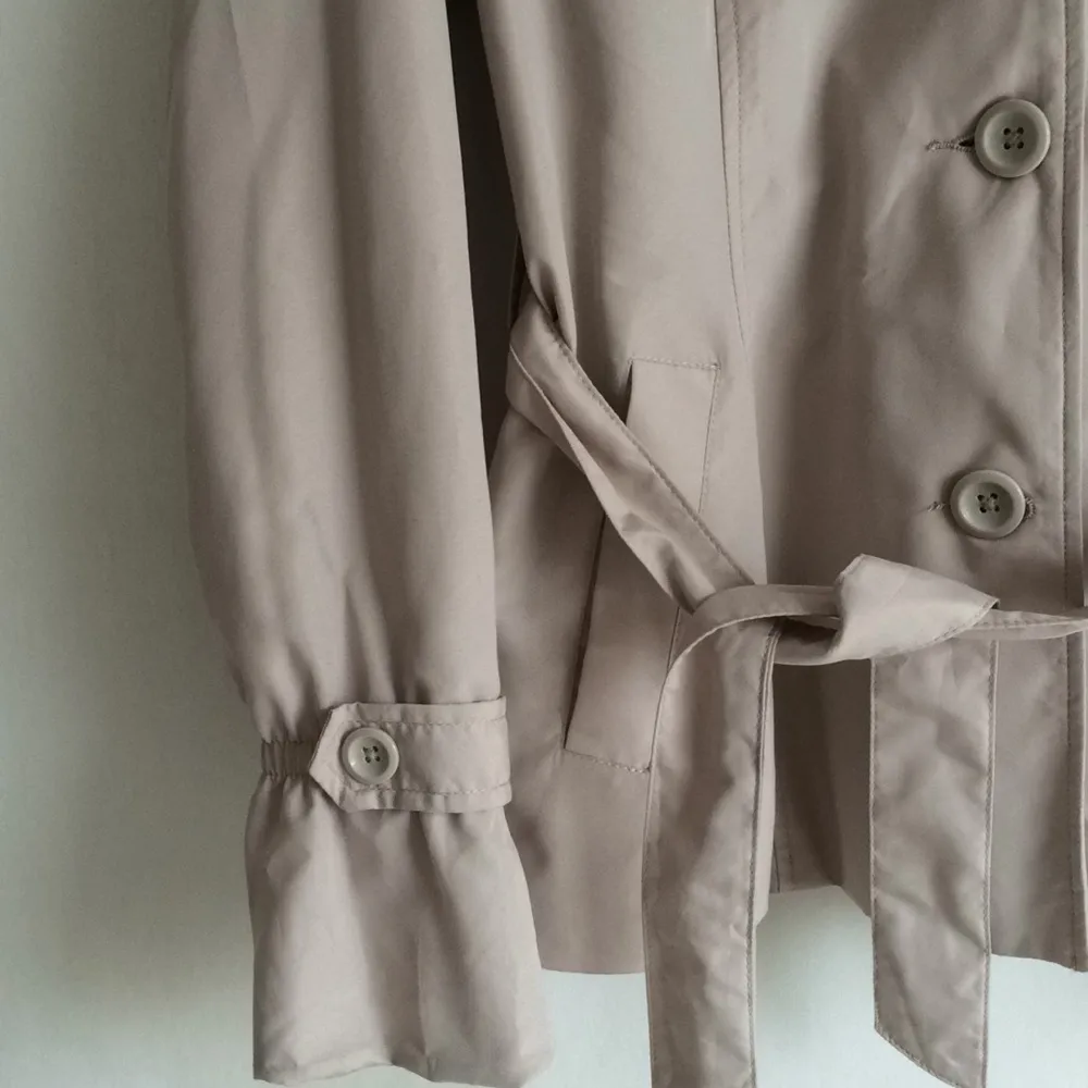 Jättefin ljusbeige trenchcoat från Vero Moda  I princip oanvänd, hängt i garderoben några år. . Jackor.