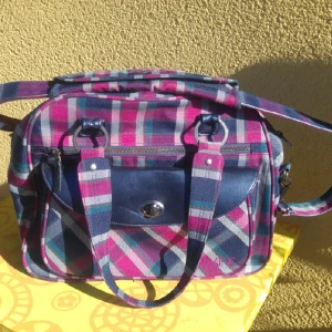  - Rymlig axelväska från Dakine. Gott om fack för småsaker,  samt laptopfack i väskan som håller datorn på plats. 

Sparsamt använd, inget slitage. 

Mått: ca 40 cm bred och 32 cm hög. 


Hämtas enligt överenskommelse,  eller skickas mot fraktkostnad.