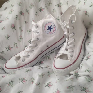  - Vita höga converse. Oanvända. Storlek 4,5 (37). Storleken passar mig, och jag har vanligtvis strl 38.