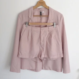  - Sommarfint set från H&M 🌸 Endast använd en gång på ett bröllop! Älskar materialet som ger en känsla av lyx✨ 70% modal 30%polyester. Shortsen är hög i midjan. Säljer endast som set. Frakt 49kr. Har svisch! 💰