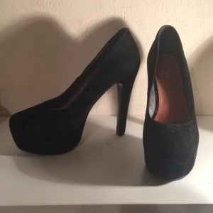  - Endast använda en gång som balskor. Jättefina i mocka imitation och lättare att gå i då dem har platå😉 ca 10 cm höga