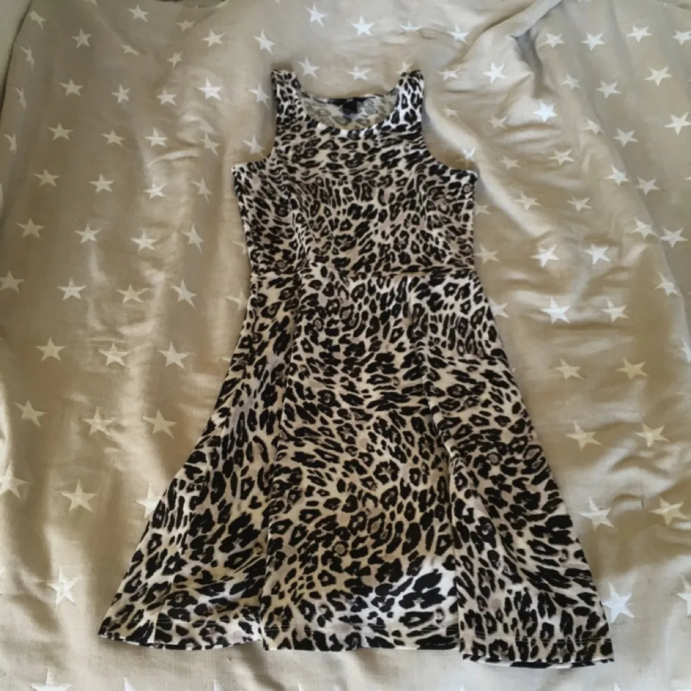 Fin mönstrad leopard klänning från H&M. Tight modell och slutar på mig lite innan knäna. Jag är177cm lång . Klänningar.