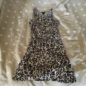 Fin mönstrad leopard klänning från H&M. Tight modell och slutar på mig lite innan knäna. Jag är177cm lång 