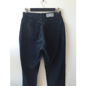  - Sjukt snygga byxor köpa på beyond retro. Passformen liknar Levis 501. Urblekt svart. Avklippta vid anklarna och höga i midjan. (Bra jeansrumpa utlovas!)