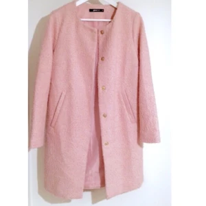  - Riktigt härlig ljus kappa nu till våren, letar ny ägare då jag har alldeles för många och denna inte kommer till användning tyvärr. Använd 2-3ggr, helt i nyskick!

Nypris 700kr