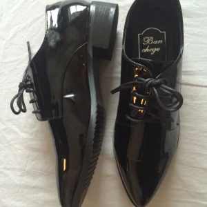  - Helt oanvända, riktigt snygga och stilrena men passade tyvärr inte min fot så de har stått sen i höstas. 
Jag bjuder på frakt!
