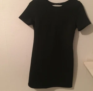  - Fin klänning från New Look i Bryssel. Enkelt men elegant, fina strukturer i tyget. Storlek 8 men skulle säga att denna motsvarar en XS
