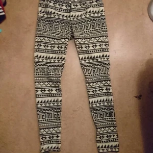  - Mönstrade jeans från HM, divided 
Står storlek 40, men jag skulle snarare säga 36-38! 
knappt använda