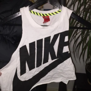  - Träningstopp från Nike, aldrig använd. Super fin! 