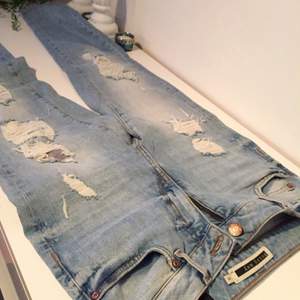 Ljusa boyfriend jeans 👖

Själs pga fel storlek, använda 1 gång.


