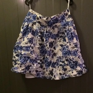  - Så fin blommig kjol! (OBS lite skrynklig då den legat i vikt.) Köparen betalar frakt eller upphämtning i Upplands-Bro :) 