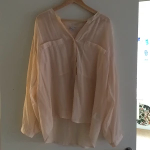  - Fin blus i storlek 44 ( jag är en 38 och har haft den som oversize :)  Superfint skick!  Köparen står för frakt eller upphämtning i Upplands-bro :) 