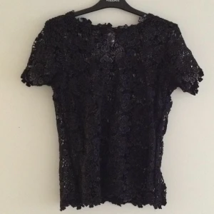  - Storlek M men passar både s och m!  Köparen står för frakt eller upphämtning i Upplands-bro :) 