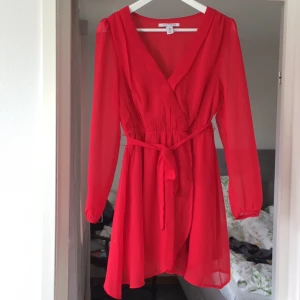  - Fin klänning från Nelly Trend. Skärp i midjan. Passar 34-38 pga resår i midjan.
Knappt använd!