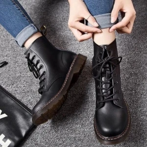  - Skorna är helt nya och aldrig använda eftersom jag råkade beställa fel storlek.

Kan hämtas i Karlskrona.
Om skorna behöver skickas tillkommer frakt.

---

Genuine leather boots.
The shoes are new and have never been used since I accidentally ordered the wrong size.

Buyer will cover the shipping cost.