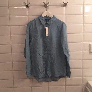 - Jag säljer min ljusblåa jeansskjorta ifrån BikBok i storlek M då den aldrig blivit använd, lapparna sitter till och med kvar. Jag tycker den är storleksenlig!