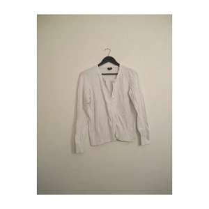  - Vit kofta från Lindex i storlek M. Frakt 42kr ✨