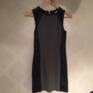  - Tajt kort klänning från H&M. Svarta partier i fejkläder och mesh. Aldrig använd.