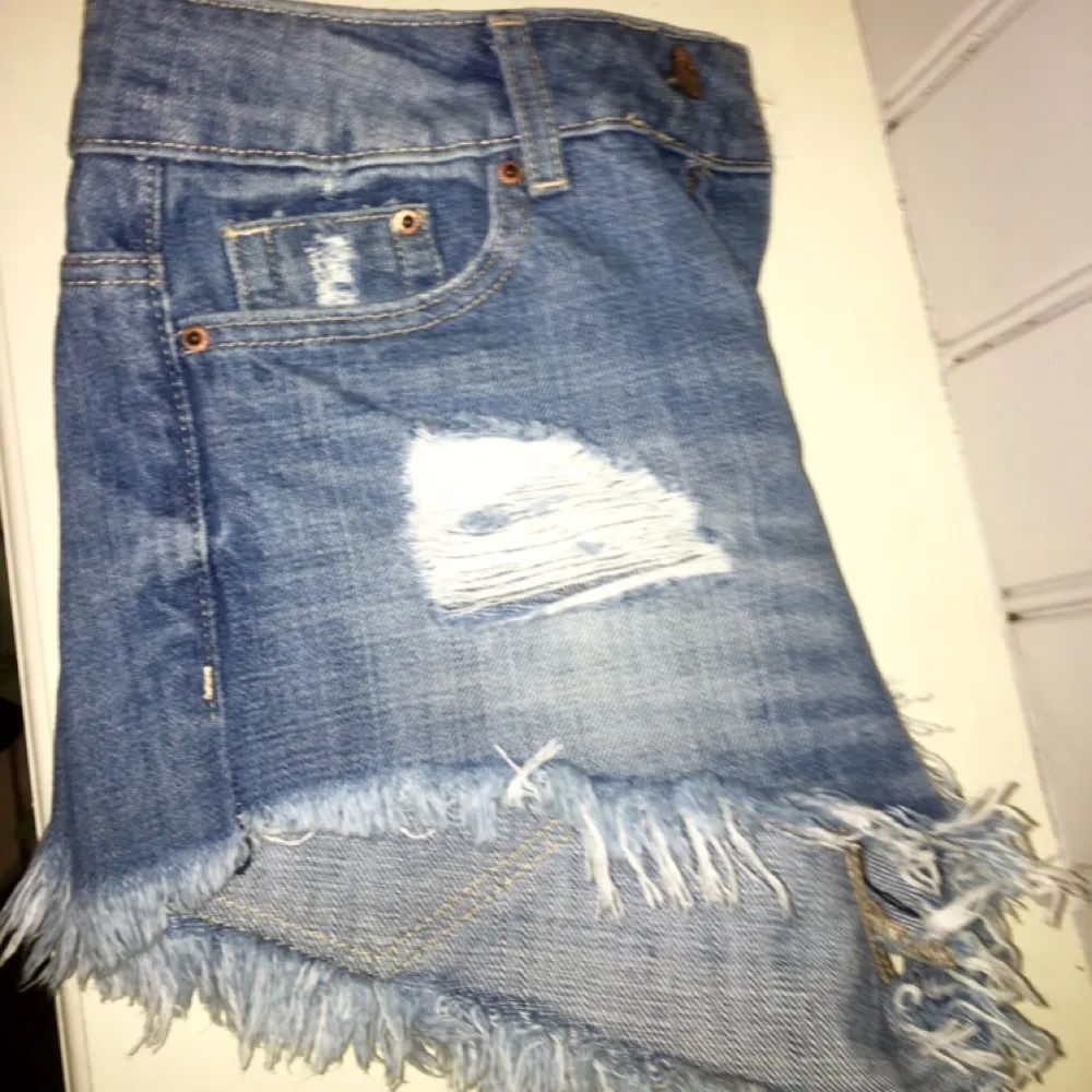 H&M jeansshorts. Aldrig använda, strl 32 Tar swish!. Shorts.