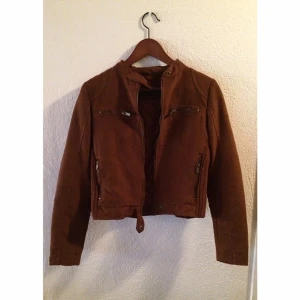  - Oanvänd mockajacka från zara. Passar även en i strl 36