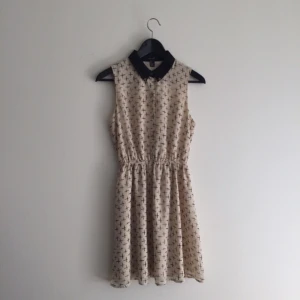  - Söt klänning med öppen rygg från forever 21 aldrig använd. 


❣Alla mina priser är INKLUSIVE PORTO. Annars finns kläderna att hämta i Kungsbacka, eventuellt Halmstad.❣