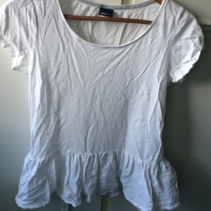  - Snygg vit tröja från Gina tricot med volanger