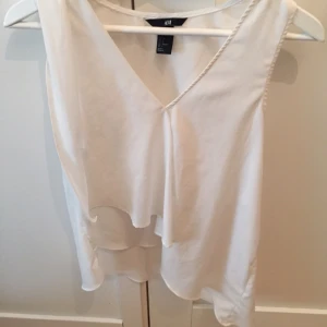  - Fint linne med volanger.