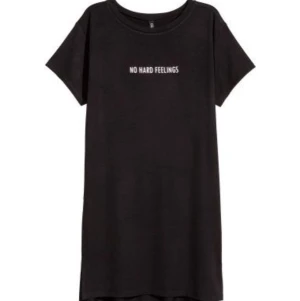  - Snygg oversize T-shirt med slits! Frakt tillkommer. 